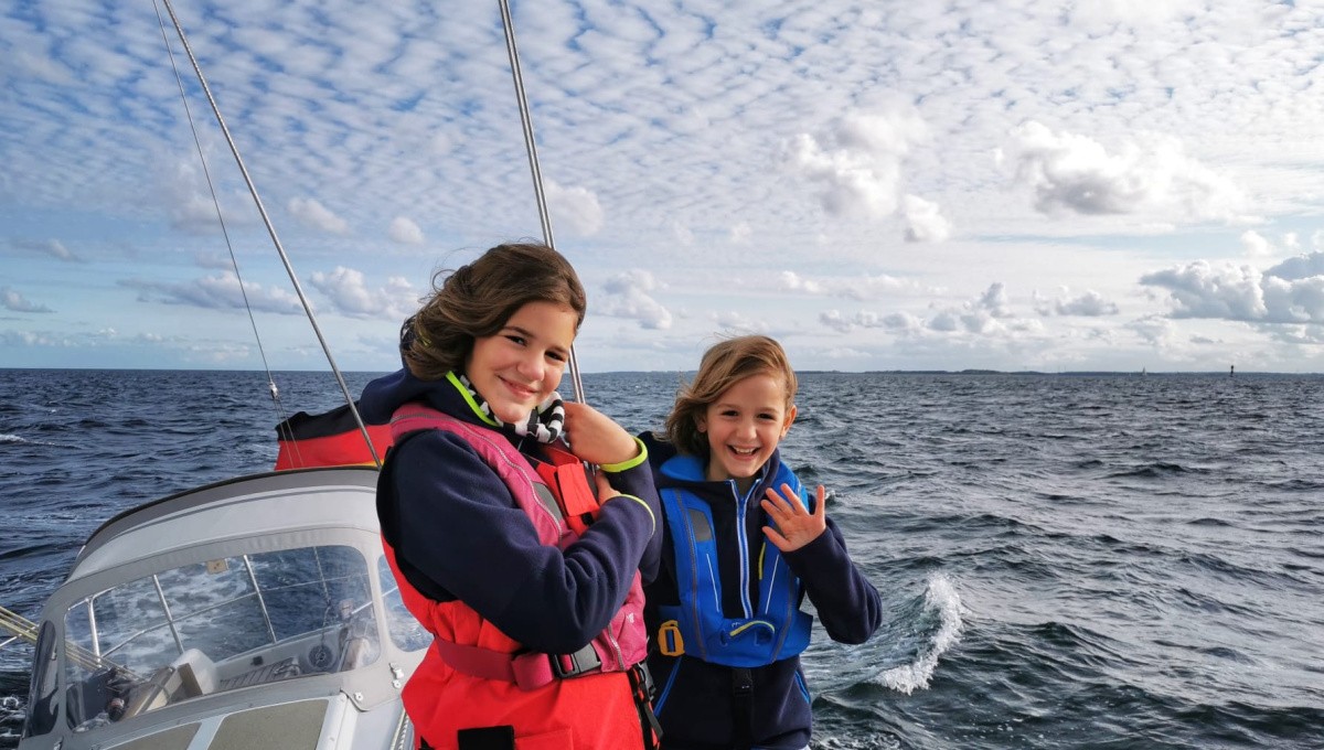 Zwei Mädchen auf Segelboot