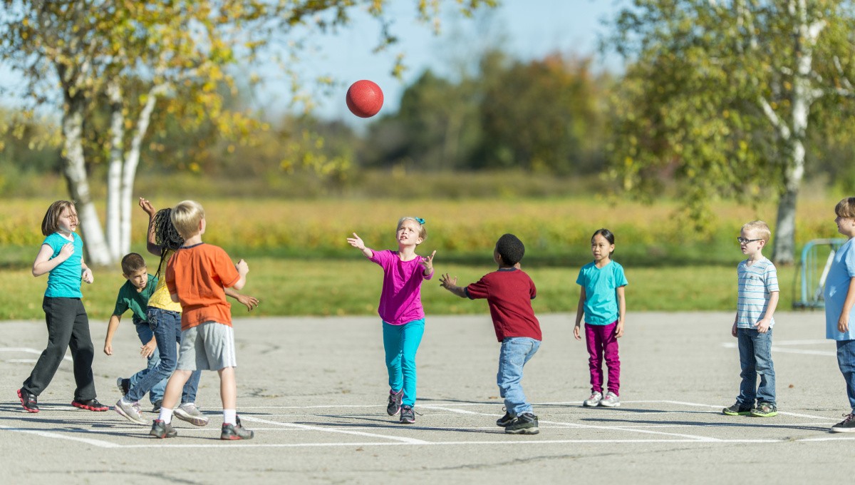 Kinder spielen Ball