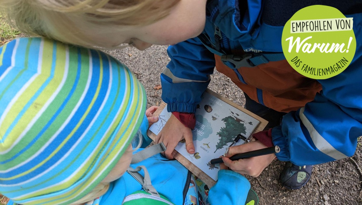 2 Kinder mit "Peter & Piet. Schatzsuche in der Natur"