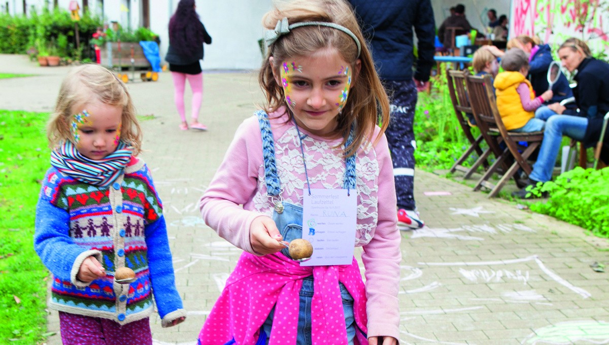 Kinder beim Eierlauf Kinder beim Eierlauf