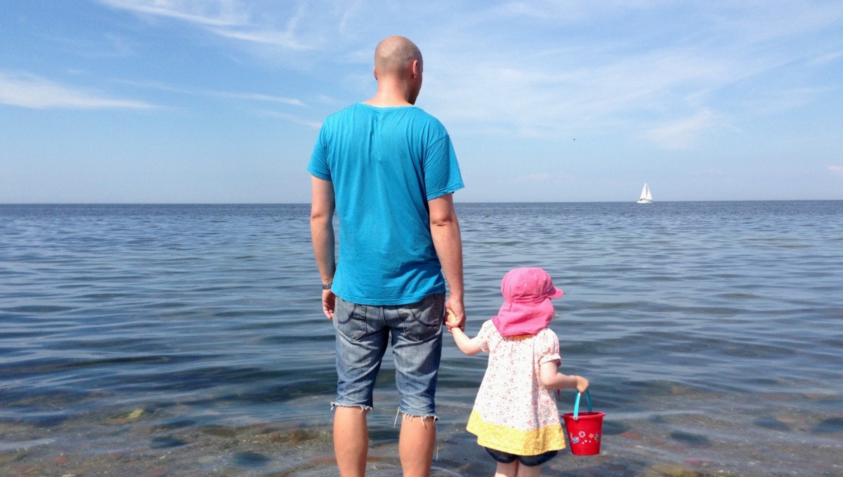 Vater und Tochter blicken auf das Meer Vater und Tochter blicken auf das Meer