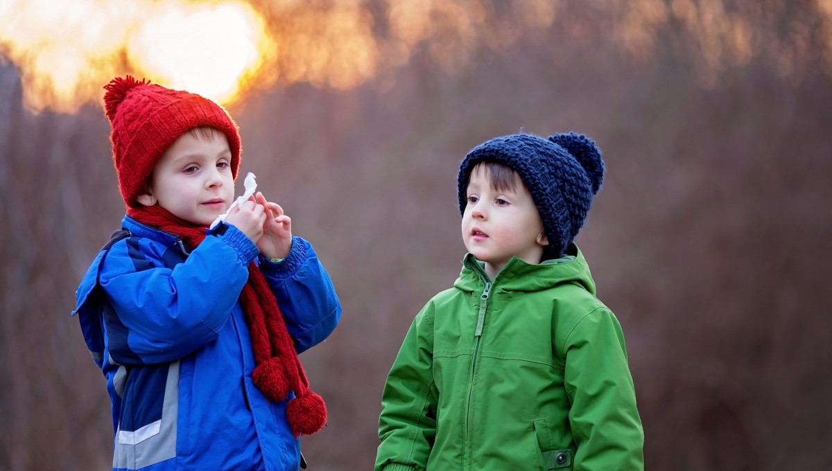 Zwei Jungen im Winter Zwei Jungen im Winter