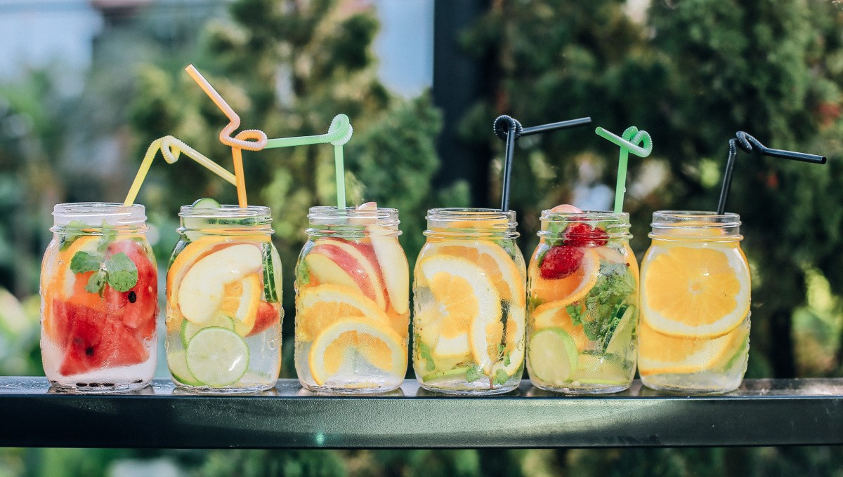 Limonade in Gläsern mit Trinkhalmen Limonade in Gläsern mit Trinkhalmen