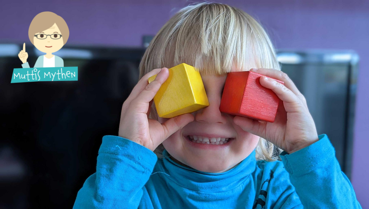 Kind hält sich Bauklötze vor die Augen Kind hält sich Bauklötze vor die Augen