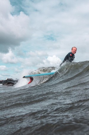 Bo Roosch mit Surfboard