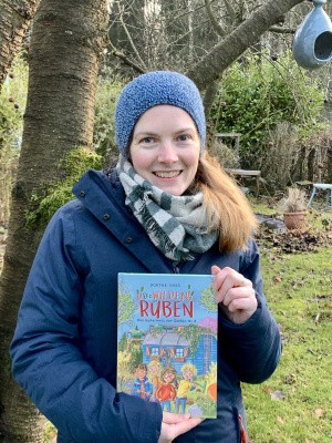 Autorin Dorthe Voss mit ihrem Buch "Die wilden Rüben"