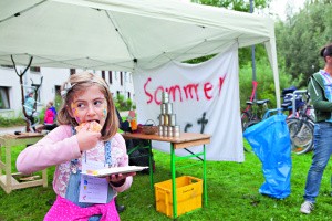 Kind isst auf Sommerfest