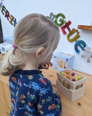 Nachhaltiger Geburtstagstisch mit Holzspielzeug