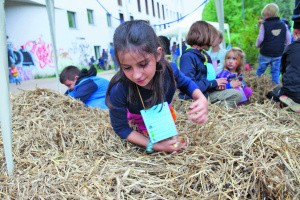 Mädchen versucht ihr "Glück im Heuhaufen"