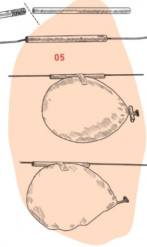 Ballon ist an Trinkhalm befestigt