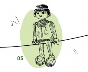 Spielfigur sitzt auf Seil