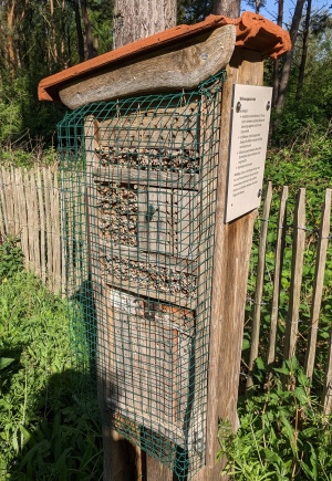 Beispiel für eine gelungene Insekten-Nisthilfe