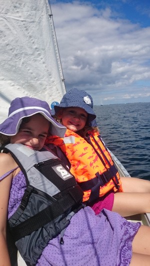 Kinder auf Segelboot mit Rettungswesten