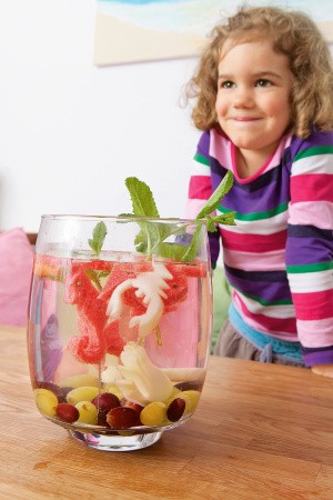 Sommer-Bowle für Kinder aus Früchtetee, Saft und Mineralwasser