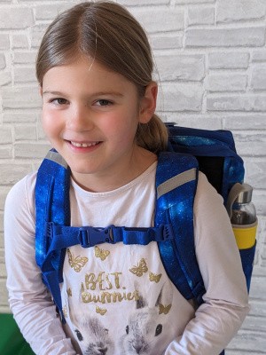 Mädchen mit Schulranzen