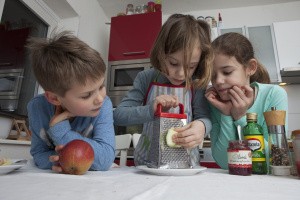 Kinder bereiten Salatdressing zu