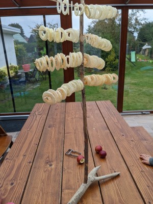 Selbstgebautes Gestell zum Trocknen von Äpfeln