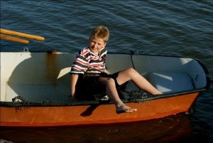 Erik (11) von der Hallig Nordstrandischmoor auf einem Boot