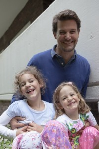 Warum!-Herausgeber Thorsten Höge mit seinen Töchtern Mayla und Lenya
