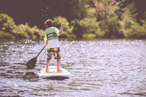 Junge auf SUP