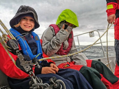 Mädchen beim Segeln in voller Ausrüstung