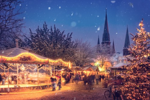 Weihnachtsmarkt mit Lichtern