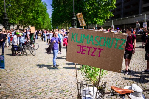Demonstration mit Schild "Klimaschutz jetzt!"