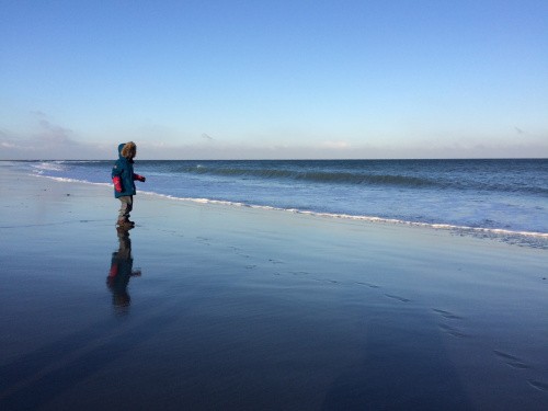 Kind im Winter am Meer auf Helgoland