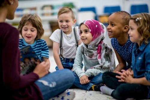 Kita-Erzieherin liest Kindern vor