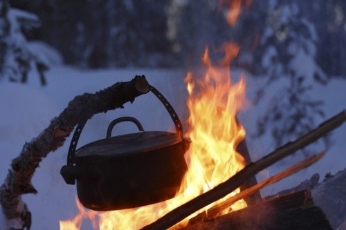 Topf über Feuer im Schnee