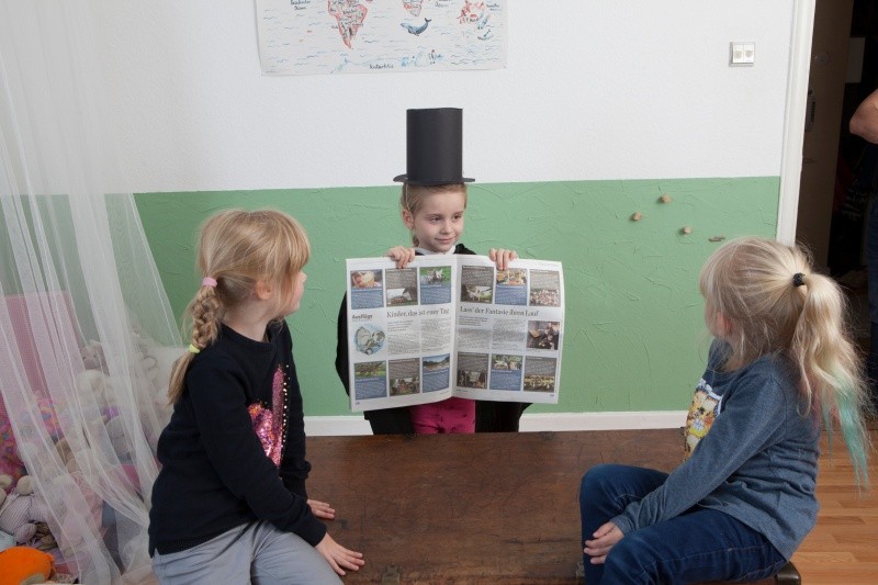 Mädchen zaubert mit Zeitung