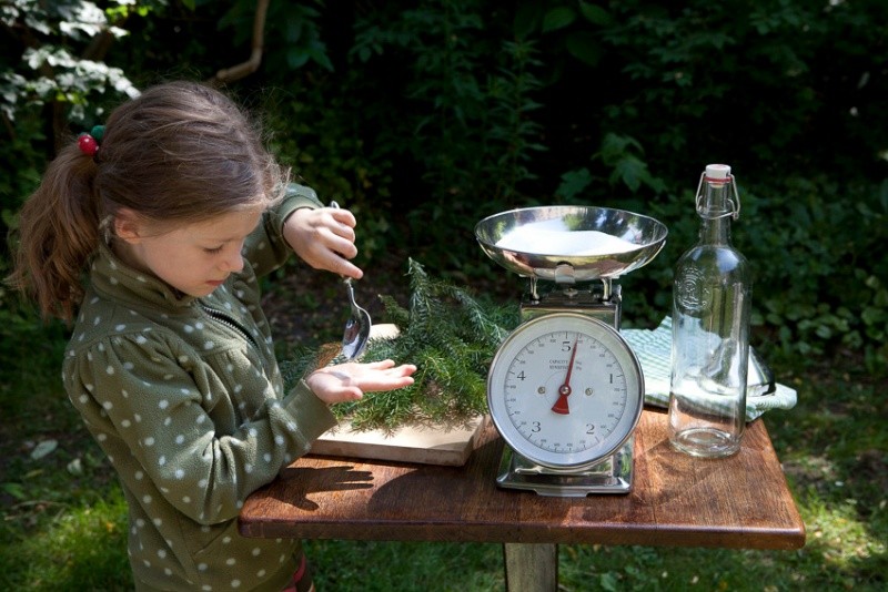 Mädchen wiegt Zucker für Limonade ab