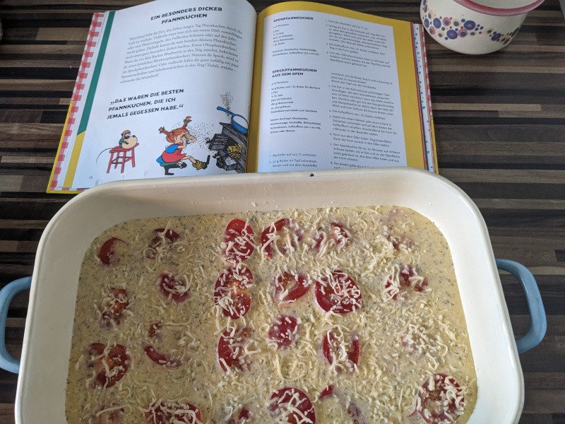 Herzhafte Variante von Pippis "Ofenpfannkuchen" mit Tomaten und Käse