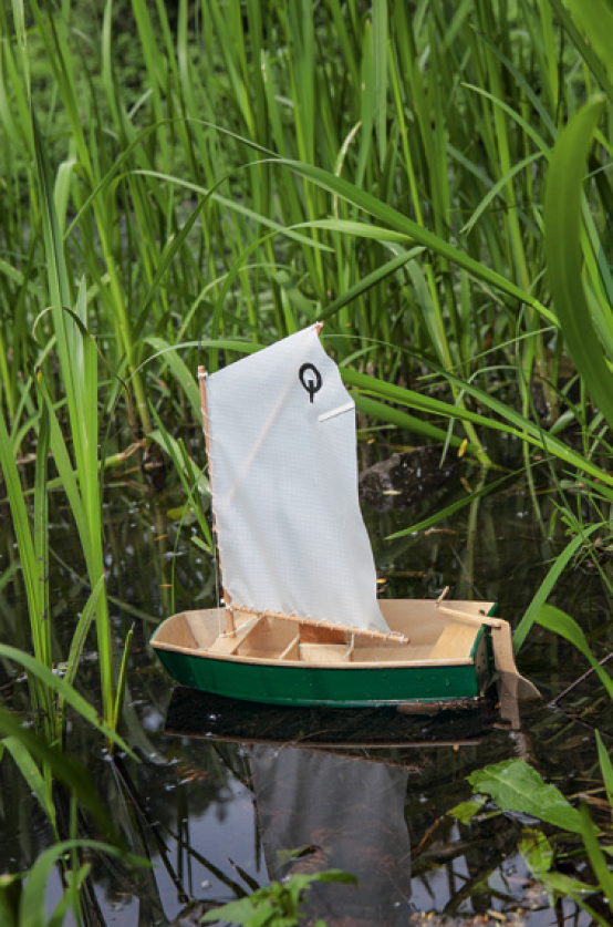 Segelboot schwimmt im See