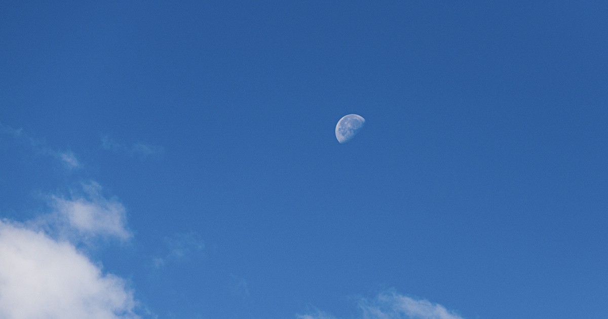 Warum ist der Mond manchmal auch am Tag zu sehen? Warum ist der Mond manchmal auch am Tag zu sehen?