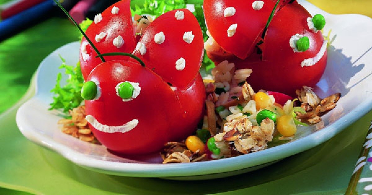 Tomatenkäfer mit Käse-Flocken und feiner Nudel-Gemüse-Füllung