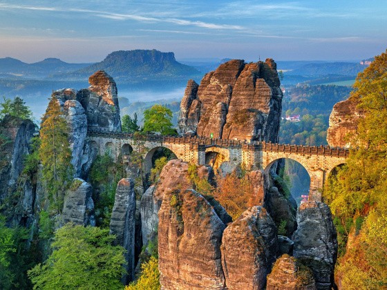 Alte Steinbrücke im Gebirge