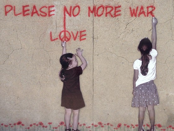 Zwei Mädchen malen Frieden-Graffiti