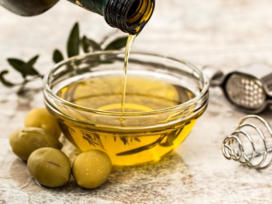 Olivenöl läuft in eine Schüssel