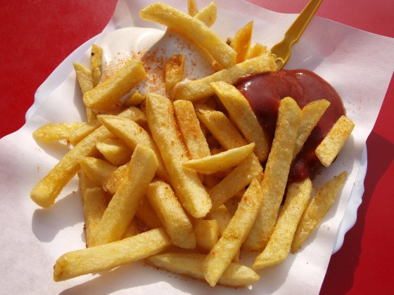 Pommes Frites mit Ketchup