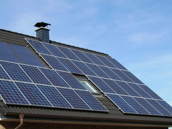 Hausdach mit Solarplatten