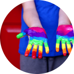 Kinderhände mit Regenbogenfarben bemalt
