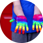 Kinderhände mit Regenbogenfarben bemalt Kinderhände mit Regenbogenfarben bemalt