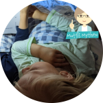 Kinder lesen mit Leselampe im Bett Kinder lesen mit Leselampe im Bett