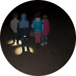 Kinder bei Nachtwanderung