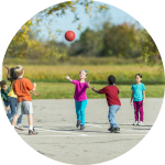 Kinder spielen Ball