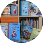 Kinderbücherregal mit verschiedenen Titeln Kinderbücherregal mit verschiedenen Titeln