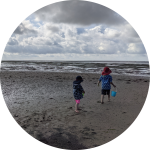 Kinder im Wattenmeer vor der Nordseeinsel Pellworm