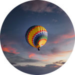 Bunte Ballons fliegen am Himmel Bunte Ballons fliegen am Himmel