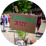 Demonstration mit Schild "Klimaschutz jetzt!"